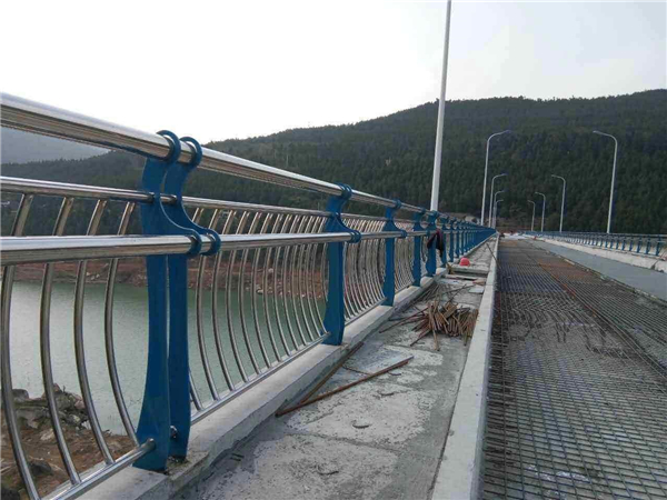 七台河不锈钢桥梁护栏的特点及其在桥梁安全中的重要作用