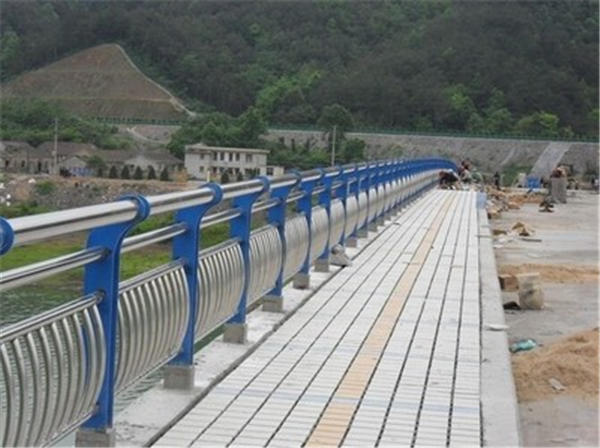 七台河不锈钢桥梁护栏的特性及其在现代建筑中的应用