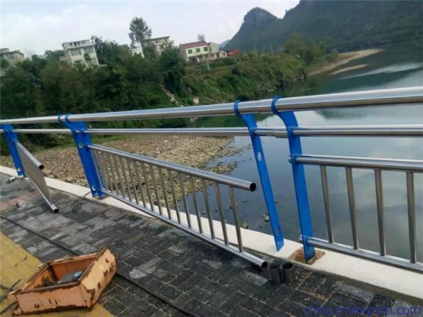 七台河不锈钢复合管护栏是一种卓越的防护材料